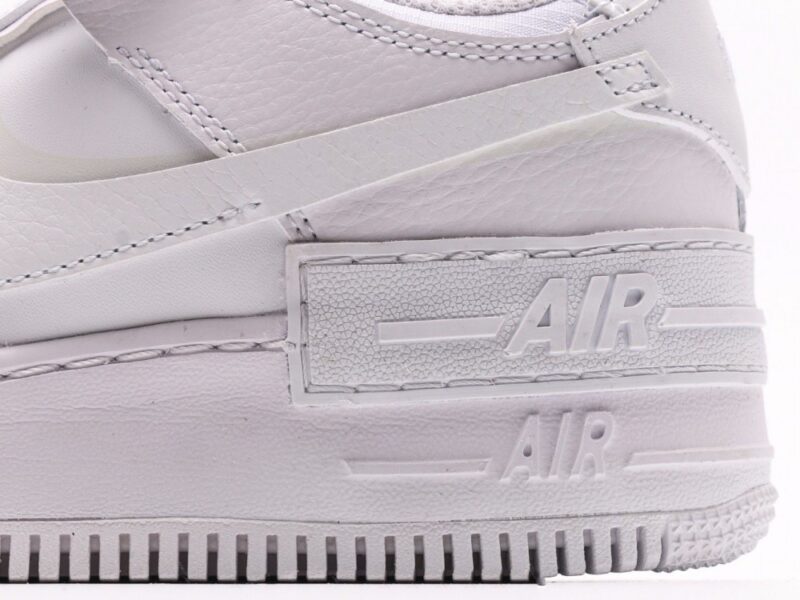 【AT2740】Nike WMNS Air Force 1 ナイキWMNS Air Force 1 Shadowは、マカロン色の軽量のハイトップスニーカー。クラシックなデザインに遊び心の要素を注入しました。