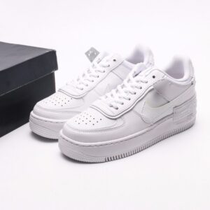 【AT2740】Nike WMNS Air Force 1 ナイキWMNS Air Force 1 Shadowは、マカロン色の軽量のハイトップスニーカー。クラシックなデザインに遊び心の要素を注入しました。