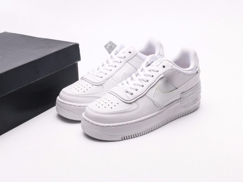 【AT2740】Nike WMNS Air Force 1 ナイキWMNS Air Force 1 Shadowは、マカロン色の軽量のハイトップスニーカー。クラシックなデザインに遊び心の要素を注入しました。