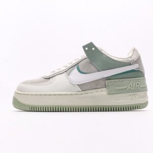 【AT2741】Nike WMNS Air Force 1 Shadowは、マカロンのような空軍1号の軽量シューズです。クラシックなデザインに遊び心を加えました。