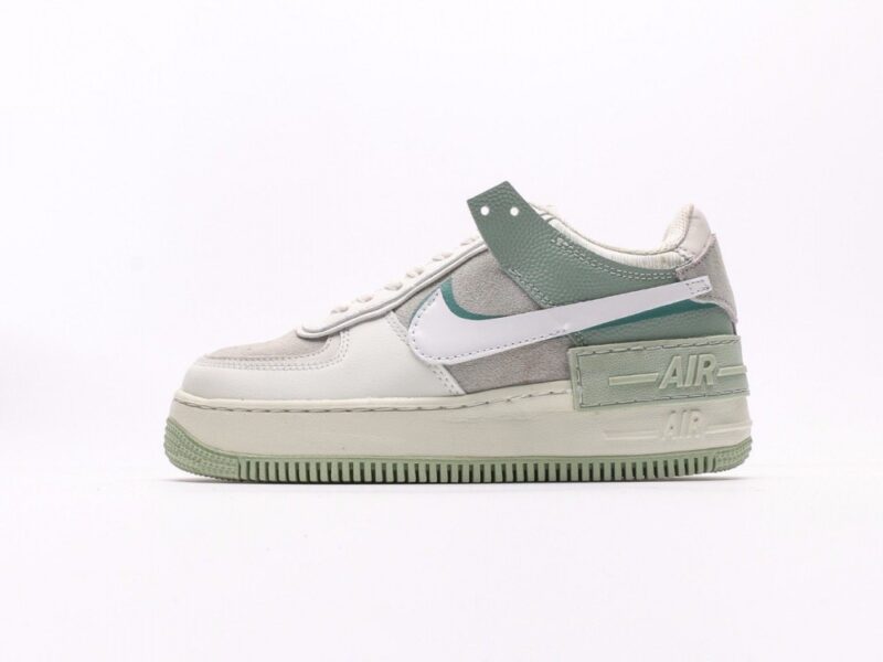 【AT2741】Nike WMNS Air Force 1 Shadowは、マカロンのような空軍1号の軽量シューズです。クラシックなデザインに遊び心を加えました。