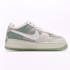 【AT2741】Nike WMNS Air Force 1 Shadowは、マカロンのような空軍1号の軽量シューズです。クラシックなデザインに遊び心を加えました。