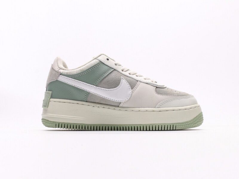 【AT2741】Nike WMNS Air Force 1 Shadowは、マカロンのような空軍1号の軽量シューズです。クラシックなデザインに遊び心を加えました。