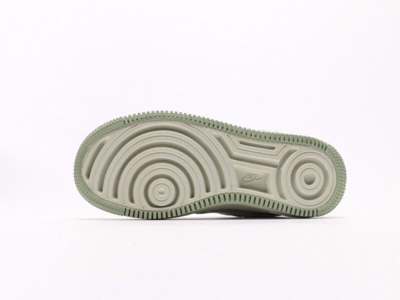 【AT2741】Nike WMNS Air Force 1 Shadowは、マカロンのような空軍1号の軽量シューズです。クラシックなデザインに遊び心を加えました。