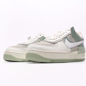 【AT2741】Nike WMNS Air Force 1 Shadowは、マカロンのような空軍1号の軽量シューズです。クラシックなデザインに遊び心を加えました。