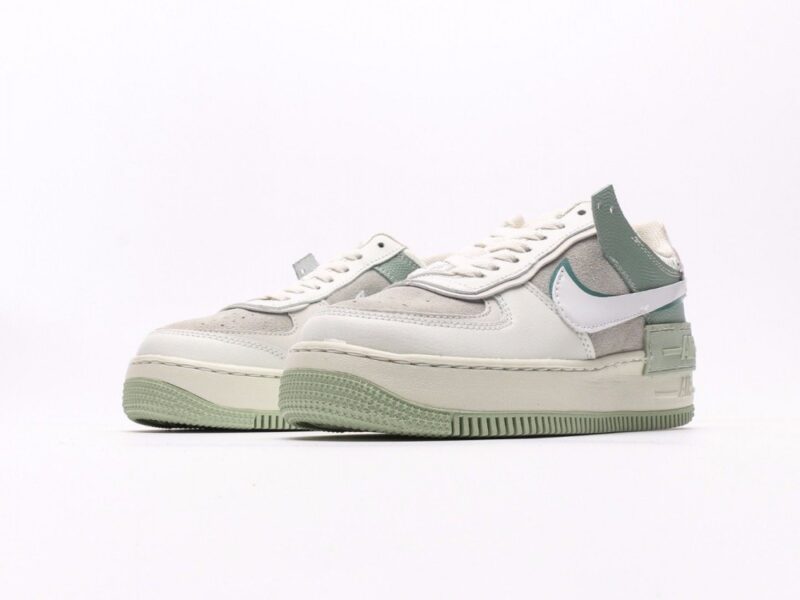 【AT2741】Nike WMNS Air Force 1 Shadowは、マカロンのような空軍1号の軽量シューズです。クラシックなデザインに遊び心を加えました。