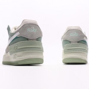【AT2741】Nike WMNS Air Force 1 Shadowは、マカロンのような空軍1号の軽量シューズです。クラシックなデザインに遊び心を加えました。