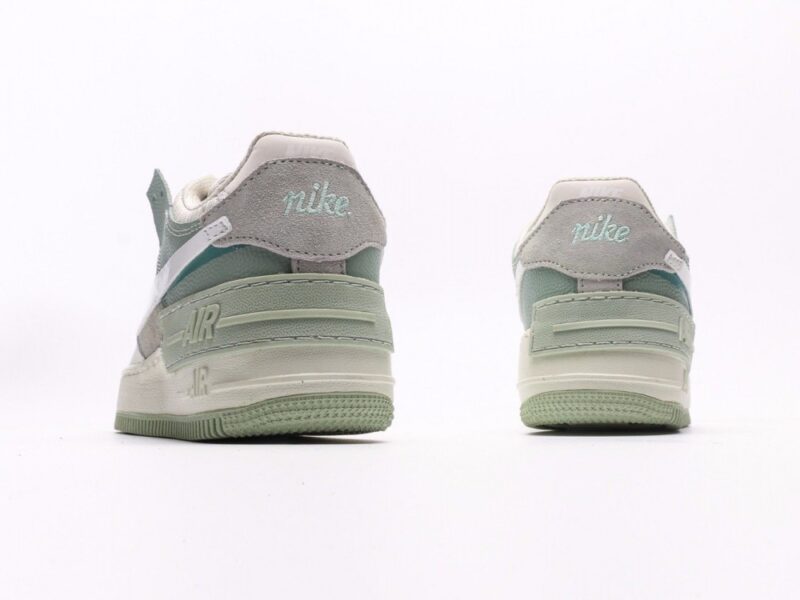 【AT2741】Nike WMNS Air Force 1 Shadowは、マカロンのような空軍1号の軽量シューズです。クラシックなデザインに遊び心を加えました。