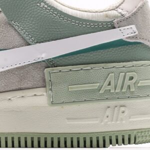 【AT2741】Nike WMNS Air Force 1 Shadowは、マカロンのような空軍1号の軽量シューズです。クラシックなデザインに遊び心を加えました。