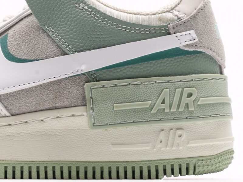 【AT2741】Nike WMNS Air Force 1 Shadowは、マカロンのような空軍1号の軽量シューズです。クラシックなデザインに遊び心を加えました。