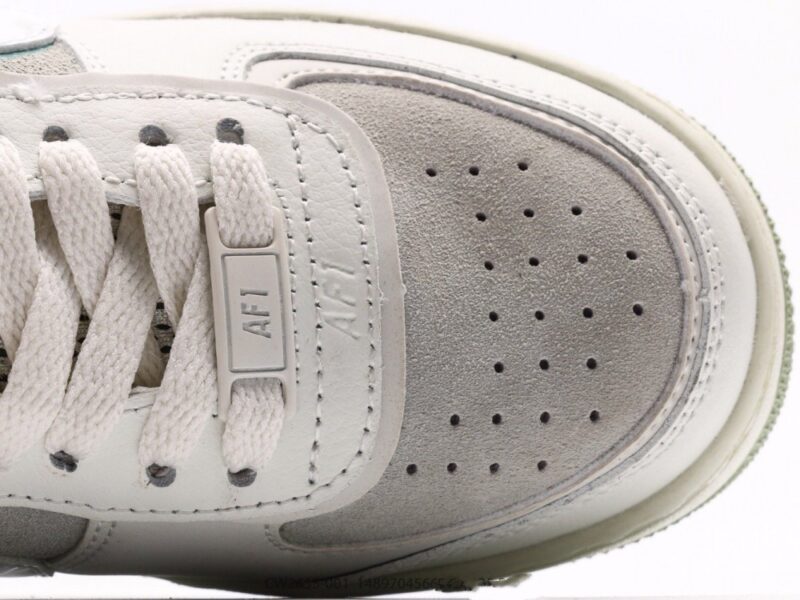 【AT2741】Nike WMNS Air Force 1 Shadowは、マカロンのような空軍1号の軽量シューズです。クラシックなデザインに遊び心を加えました。