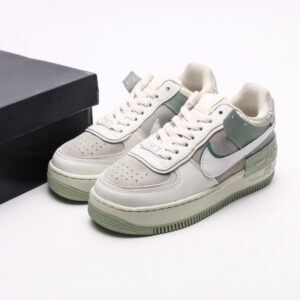 【AT2741】Nike WMNS Air Force 1 Shadowは、マカロンのような空軍1号の軽量シューズです。クラシックなデザインに遊び心を加えました。
