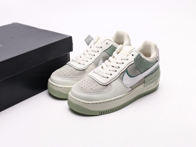 【AT2741】Nike WMNS Air Force 1 Shadowは、マカロンのような空軍1号の軽量シューズです。クラシックなデザインに遊び心を加えました。
