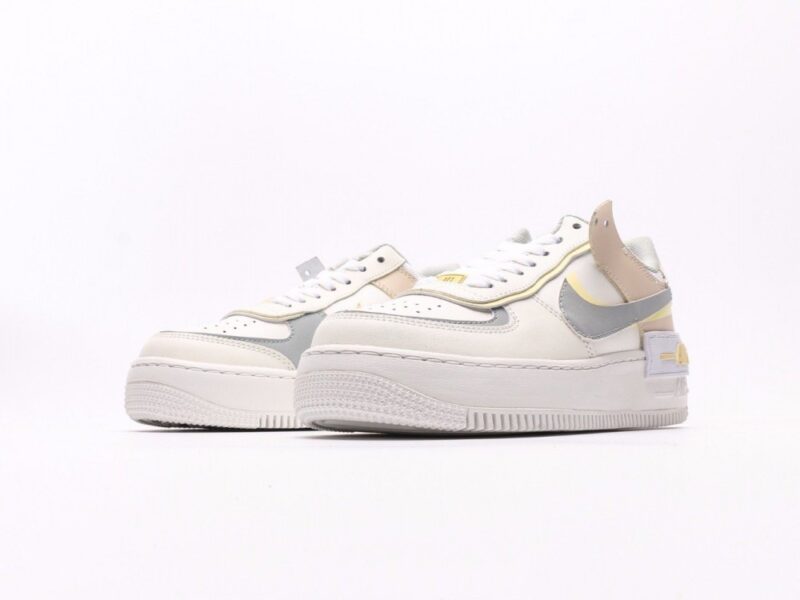 【AT2742】Nike WMNS Air Force 1 Shadow マカロンエアフォース1シャドウは、クラシックなデザインに遊び心を加えました。