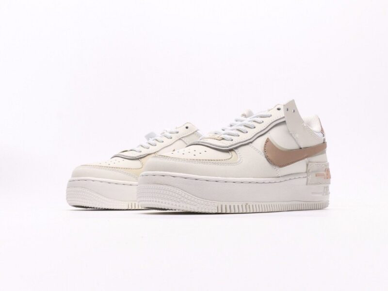 【AT2743】Nike WMNS Air Force 1 Shadow マカロン空軍ワンシャドウ軽量ハイカットユニバーサルスニーカー。クラシックなデザインに遊び心を加えました。