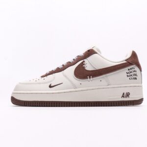 【AT2745】Nike AIR FORCE 1‘07 エアフォース1ローカットスニーカー。柔らかく、高い反発力を持つクッショニング性能と優れたミッドソールデザインを備え、レトロとモダンが融合した外観が特徴で、30年以上もの間世界中で人気を博しています。