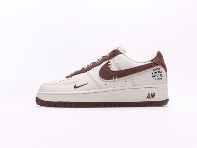 【AT2745】Nike AIR FORCE 1‘07 エアフォース1ローカットスニーカー。柔らかく、高い反発力を持つクッショニング性能と優れたミッドソールデザインを備え、レトロとモダンが融合した外観が特徴で、30年以上もの間世界中で人気を博しています。