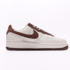 【AT2745】Nike AIR FORCE 1‘07 エアフォース1ローカットスニーカー。柔らかく、高い反発力を持つクッショニング性能と優れたミッドソールデザインを備え、レトロとモダンが融合した外観が特徴で、30年以上もの間世界中で人気を博しています。