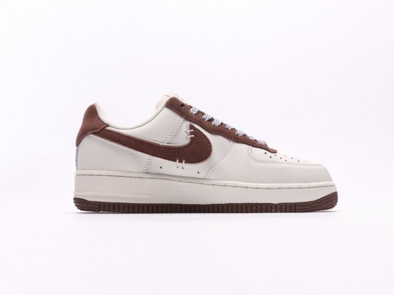 【AT2745】Nike AIR FORCE 1‘07 エアフォース1ローカットスニーカー。柔らかく、高い反発力を持つクッショニング性能と優れたミッドソールデザインを備え、レトロとモダンが融合した外観が特徴で、30年以上もの間世界中で人気を博しています。