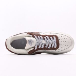 【AT2745】Nike AIR FORCE 1‘07 エアフォース1ローカットスニーカー。柔らかく、高い反発力を持つクッショニング性能と優れたミッドソールデザインを備え、レトロとモダンが融合した外観が特徴で、30年以上もの間世界中で人気を博しています。