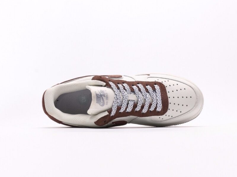 【AT2745】Nike AIR FORCE 1‘07 エアフォース1ローカットスニーカー。柔らかく、高い反発力を持つクッショニング性能と優れたミッドソールデザインを備え、レトロとモダンが融合した外観が特徴で、30年以上もの間世界中で人気を博しています。