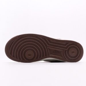 【AT2745】Nike AIR FORCE 1‘07 エアフォース1ローカットスニーカー。柔らかく、高い反発力を持つクッショニング性能と優れたミッドソールデザインを備え、レトロとモダンが融合した外観が特徴で、30年以上もの間世界中で人気を博しています。