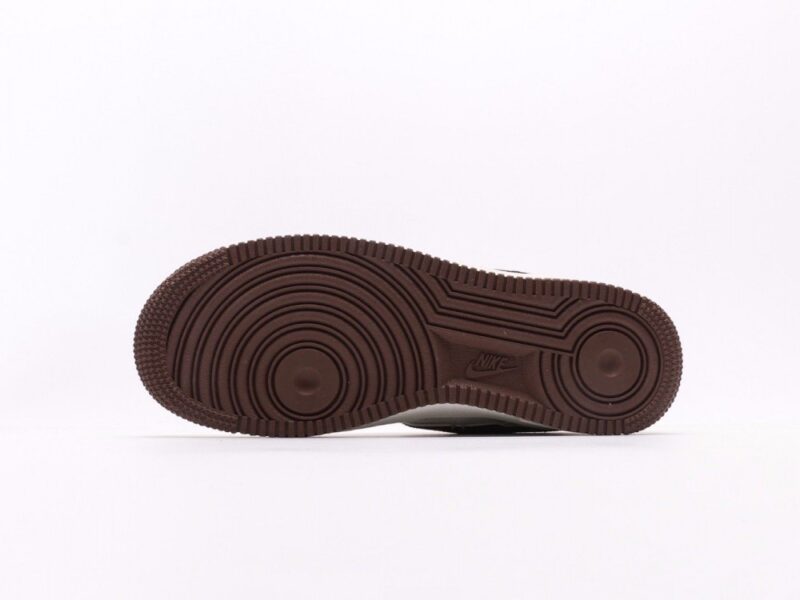 【AT2745】Nike AIR FORCE 1‘07 エアフォース1ローカットスニーカー。柔らかく、高い反発力を持つクッショニング性能と優れたミッドソールデザインを備え、レトロとモダンが融合した外観が特徴で、30年以上もの間世界中で人気を博しています。