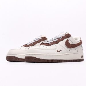 【AT2745】Nike AIR FORCE 1‘07 エアフォース1ローカットスニーカー。柔らかく、高い反発力を持つクッショニング性能と優れたミッドソールデザインを備え、レトロとモダンが融合した外観が特徴で、30年以上もの間世界中で人気を博しています。