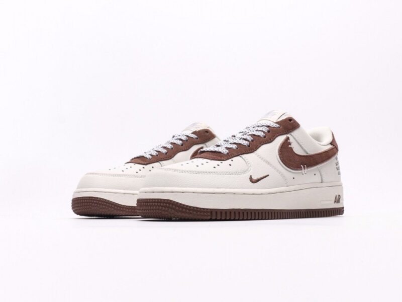 【AT2745】Nike AIR FORCE 1‘07 エアフォース1ローカットスニーカー。柔らかく、高い反発力を持つクッショニング性能と優れたミッドソールデザインを備え、レトロとモダンが融合した外観が特徴で、30年以上もの間世界中で人気を博しています。