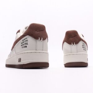 【AT2745】Nike AIR FORCE 1‘07 エアフォース1ローカットスニーカー。柔らかく、高い反発力を持つクッショニング性能と優れたミッドソールデザインを備え、レトロとモダンが融合した外観が特徴で、30年以上もの間世界中で人気を博しています。