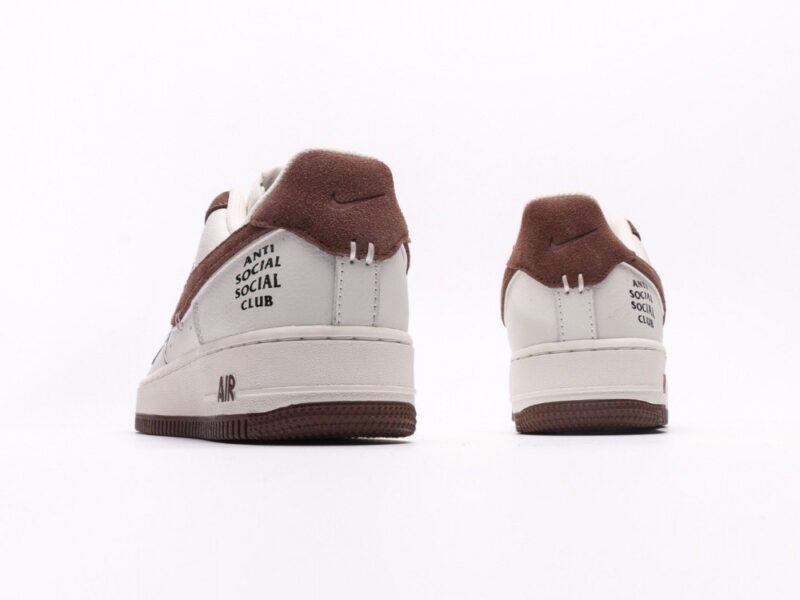 【AT2745】Nike AIR FORCE 1‘07 エアフォース1ローカットスニーカー。柔らかく、高い反発力を持つクッショニング性能と優れたミッドソールデザインを備え、レトロとモダンが融合した外観が特徴で、30年以上もの間世界中で人気を博しています。