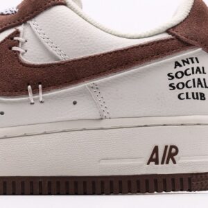 【AT2745】Nike AIR FORCE 1‘07 エアフォース1ローカットスニーカー。柔らかく、高い反発力を持つクッショニング性能と優れたミッドソールデザインを備え、レトロとモダンが融合した外観が特徴で、30年以上もの間世界中で人気を博しています。