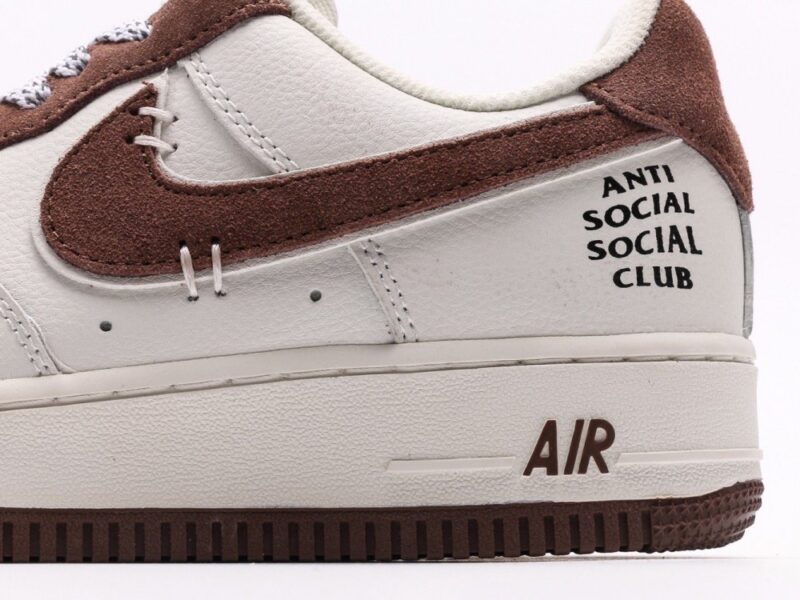 【AT2745】Nike AIR FORCE 1‘07 エアフォース1ローカットスニーカー。柔らかく、高い反発力を持つクッショニング性能と優れたミッドソールデザインを備え、レトロとモダンが融合した外観が特徴で、30年以上もの間世界中で人気を博しています。