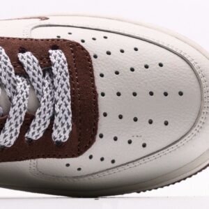 【AT2745】Nike AIR FORCE 1‘07 エアフォース1ローカットスニーカー。柔らかく、高い反発力を持つクッショニング性能と優れたミッドソールデザインを備え、レトロとモダンが融合した外観が特徴で、30年以上もの間世界中で人気を博しています。