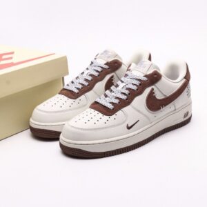 【AT2745】Nike AIR FORCE 1‘07 エアフォース1ローカットスニーカー。柔らかく、高い反発力を持つクッショニング性能と優れたミッドソールデザインを備え、レトロとモダンが融合した外観が特徴で、30年以上もの間世界中で人気を博しています。