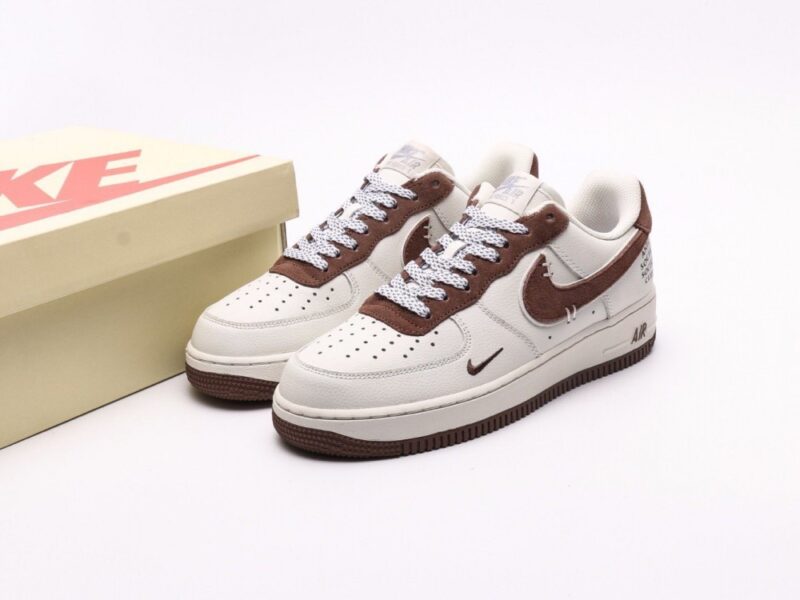 【AT2745】Nike AIR FORCE 1‘07 エアフォース1ローカットスニーカー。柔らかく、高い反発力を持つクッショニング性能と優れたミッドソールデザインを備え、レトロとモダンが融合した外観が特徴で、30年以上もの間世界中で人気を博しています。