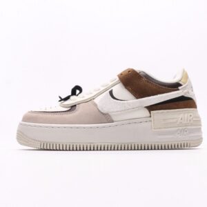 【AT2746】Nike AIR FORCE 1‘07 ナイキWMNSエアフォース1シャドウは、マカロンがモチーフのエアフォース1シャドウは、軽量でハイトップでコーディネートにもバッチリです。クラシックなデザインに遊び心を加えた一足です。