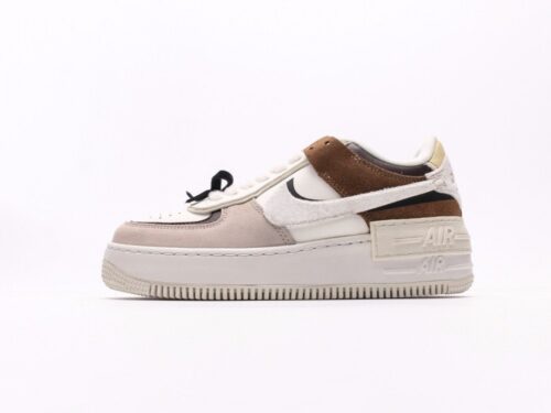 【AT2746】Nike AIR FORCE 1‘07 ナイキWMNSエアフォース1シャドウは、マカロンがモチーフのエアフォース1シャドウは、軽量でハイトップでコーディネートにもバッチリです。クラシックなデザインに遊び心を加えた一足です。