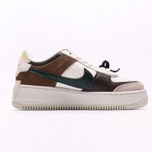 【AT2746】Nike AIR FORCE 1‘07 ナイキWMNSエアフォース1シャドウは、マカロンがモチーフのエアフォース1シャドウは、軽量でハイトップでコーディネートにもバッチリです。クラシックなデザインに遊び心を加えた一足です。