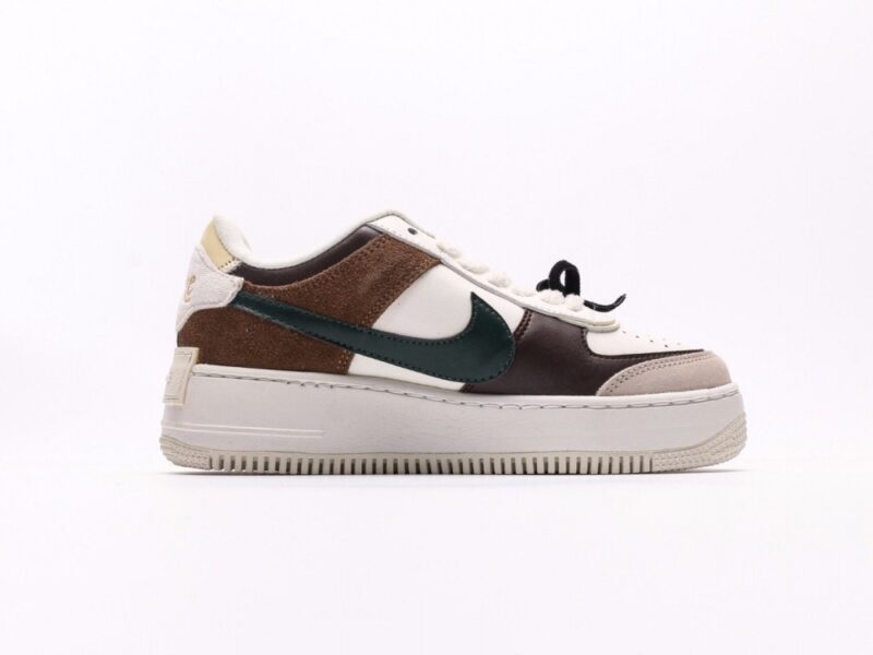 【AT2746】Nike AIR FORCE 1‘07 ナイキWMNSエアフォース1シャドウは、マカロンがモチーフのエアフォース1シャドウは、軽量でハイトップでコーディネートにもバッチリです。クラシックなデザインに遊び心を加えた一足です。