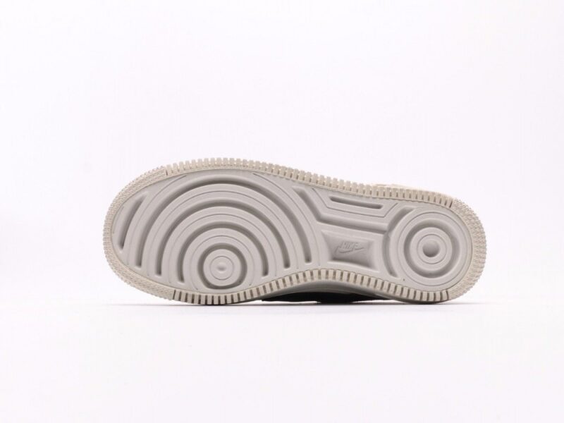 【AT2746】Nike AIR FORCE 1‘07 ナイキWMNSエアフォース1シャドウは、マカロンがモチーフのエアフォース1シャドウは、軽量でハイトップでコーディネートにもバッチリです。クラシックなデザインに遊び心を加えた一足です。