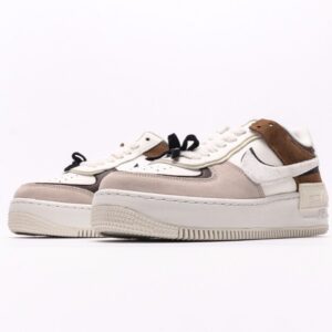 【AT2746】Nike AIR FORCE 1‘07 ナイキWMNSエアフォース1シャドウは、マカロンがモチーフのエアフォース1シャドウは、軽量でハイトップでコーディネートにもバッチリです。クラシックなデザインに遊び心を加えた一足です。
