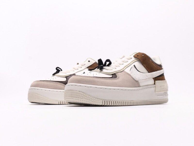 【AT2746】Nike AIR FORCE 1‘07 ナイキWMNSエアフォース1シャドウは、マカロンがモチーフのエアフォース1シャドウは、軽量でハイトップでコーディネートにもバッチリです。クラシックなデザインに遊び心を加えた一足です。