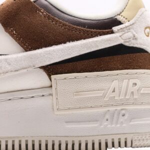 【AT2746】Nike AIR FORCE 1‘07 ナイキWMNSエアフォース1シャドウは、マカロンがモチーフのエアフォース1シャドウは、軽量でハイトップでコーディネートにもバッチリです。クラシックなデザインに遊び心を加えた一足です。