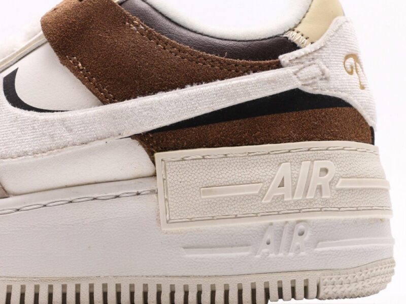 【AT2746】Nike AIR FORCE 1‘07 ナイキWMNSエアフォース1シャドウは、マカロンがモチーフのエアフォース1シャドウは、軽量でハイトップでコーディネートにもバッチリです。クラシックなデザインに遊び心を加えた一足です。
