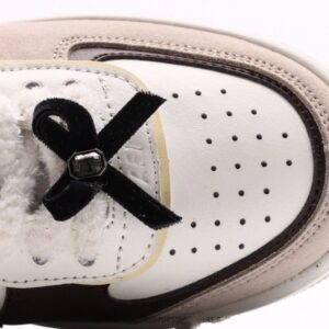 【AT2746】Nike AIR FORCE 1‘07 ナイキWMNSエアフォース1シャドウは、マカロンがモチーフのエアフォース1シャドウは、軽量でハイトップでコーディネートにもバッチリです。クラシックなデザインに遊び心を加えた一足です。