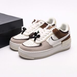 【AT2746】Nike AIR FORCE 1‘07 ナイキWMNSエアフォース1シャドウは、マカロンがモチーフのエアフォース1シャドウは、軽量でハイトップでコーディネートにもバッチリです。クラシックなデザインに遊び心を加えた一足です。