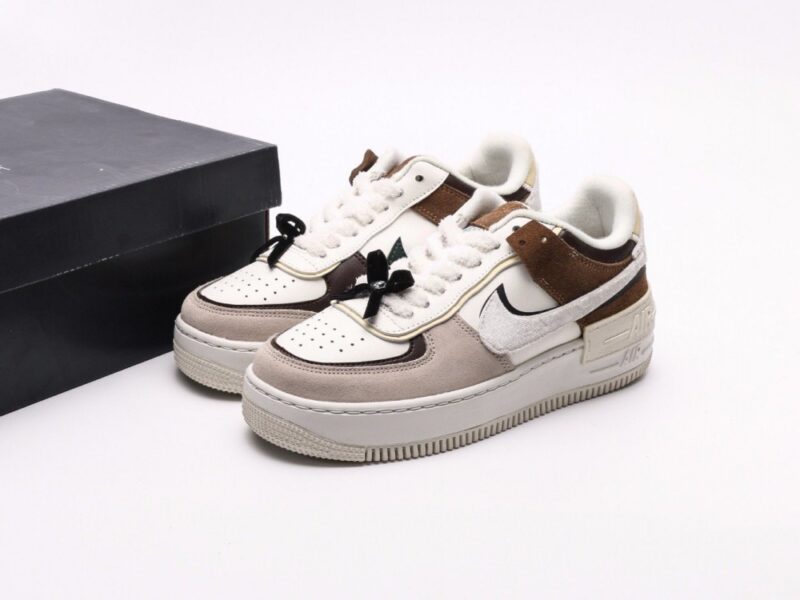 【AT2746】Nike AIR FORCE 1‘07 ナイキWMNSエアフォース1シャドウは、マカロンがモチーフのエアフォース1シャドウは、軽量でハイトップでコーディネートにもバッチリです。クラシックなデザインに遊び心を加えた一足です。