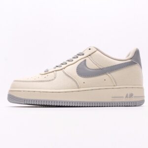 【AT2747】Nike AIR FORCE 1‘07 エアフォース1ローカットベーシックカジュアルスポーツシューズ。柔らかく、弾力性のあるクッショニングと優れたミッドソールデザインが特徴で、レトロとモダンの外観が組み合わさり、30年以上にわたって世界中で人気のForce 1を生み出しています。