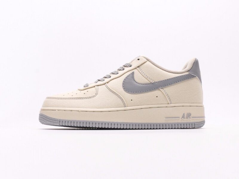 【AT2747】Nike AIR FORCE 1‘07 エアフォース1ローカットベーシックカジュアルスポーツシューズ。柔らかく、弾力性のあるクッショニングと優れたミッドソールデザインが特徴で、レトロとモダンの外観が組み合わさり、30年以上にわたって世界中で人気のForce 1を生み出しています。